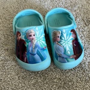 Frozen crocs- size 8 toddler